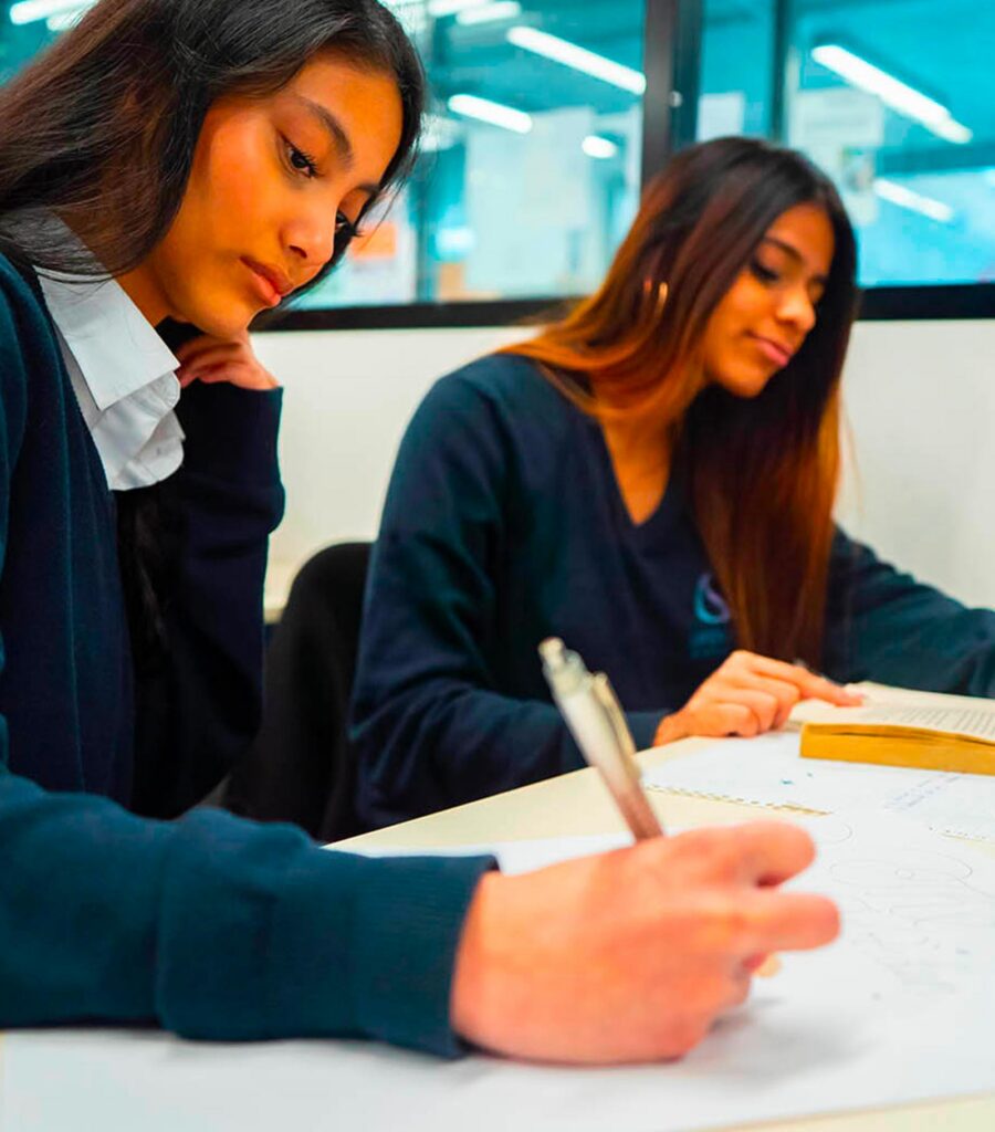 Lycéennes en épreuve écrite au centre d’examen Pearson Edexcel d’Open Sky International