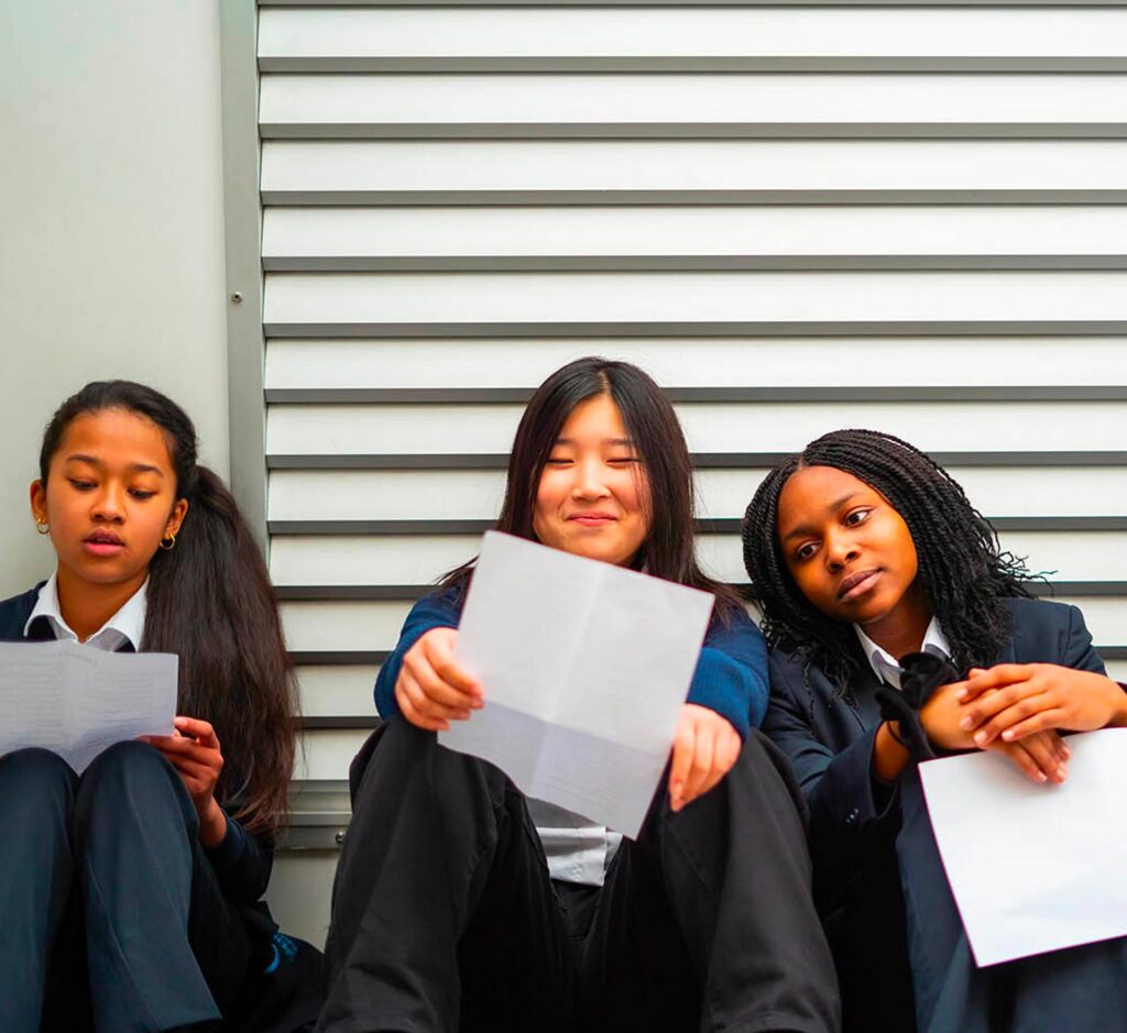 Collégiennes travaillant sur leurs feuilles en classe au collège bilingue Open Sky International
