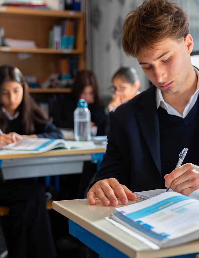 Élève révisant son manuel pour les GCSE et IGCSE à Open Sky International