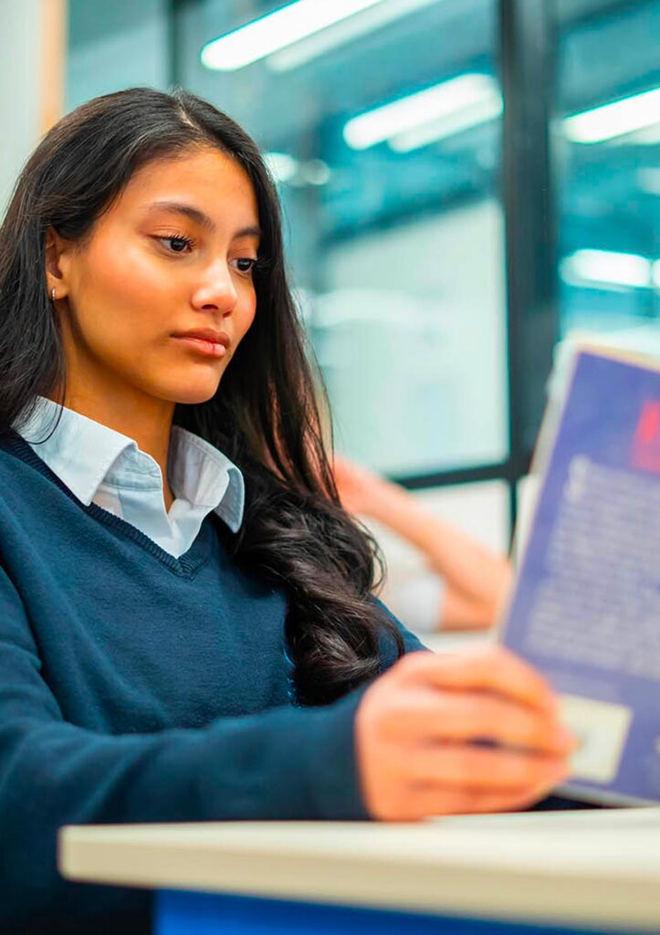 Lycéenne lisant un roman en anglais à l’école internationale Open Sky International