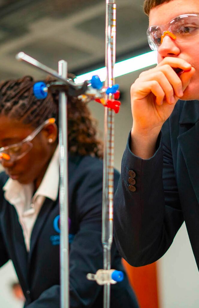 Élèves en cours de chimie au laboratoire de l’école bilingue Open Sky International (92)