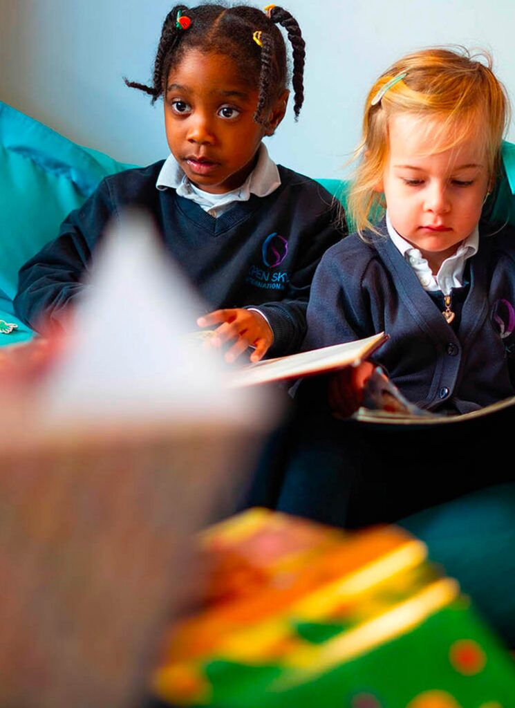Deux enfants lisant des albums au coin lecture de la maternelle bilingue Open Sky International